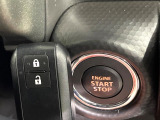 【キーレススタートシステム】カバンやポケットに入れたままでもドアの施錠・解錠が可能なスマートキーを装備。エンジンのオン・オフ時もカギを取り出す必要が無いからとっても便利です♪