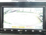 バックカメラ機能付きです!バックする際に後方の様子をカーナビのモニター上に表示してくれます。運転席にいながら、後方が確認できるので、バック駐車が、スムーズに行えます!