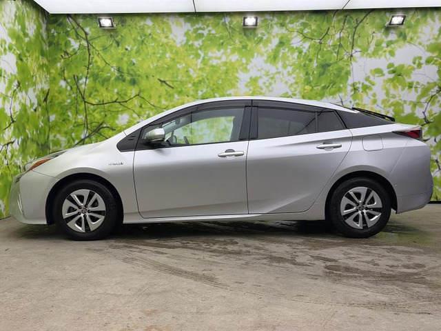 トヨタ プリウス 1.8 A の中古車詳細 (30,860km, シルバーメタリック