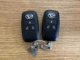 【スマートキー】 スマートキーを携帯していれば、ドアハンドルのボタンを押してロックの解除ができ、パワースライドドアもワンタッチで開閉できます。