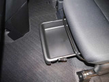 助手席下にはシートアンダートレイ☆