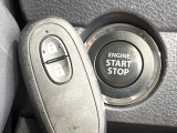 【キーレススタートシステム】カバンやポケットに入れたままでもドアの施錠・解錠が可能なスマートキーを装備。エンジンのオン・オフ時もカギを取り出す必要が無いからとっても便利です♪