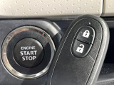 【キーレススタートシステム】カバンやポケットに入れたままでもドアの施錠・解錠が可能なスマートキーを装備。エンジンのオン・オフ時もカギを取り出す必要が無いからとっても便利です♪