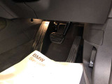 【ペダル】BMWはオルガン式アクセルペダルを採用しています。踏み込む足とペダルが同じ軌跡を描くため、かかとがずれにくく、アクセルコントロールがよりしやすくなるメリットがあります。