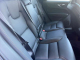 ヒーター付きのリアシート。足元も広々としています。そして、万が一の側面衝突にも、インフレータブルカーテンエアバッグが後席の大切なご家族や友人を守ります。また、後席左右でもエアコンの温度設定可能です。