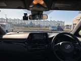 見通しのよいすっきりとした視界で、誰でも運転しやすいです。運転のしやすさは疲れにくさにも繋がります