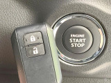 【キーレススタートシステム】カバンやポケットに入れたままでもドアの施錠・解錠が可能なスマートキーを装備。エンジンのオン・オフ時もカギを取り出す必要が無いからとっても便利です♪