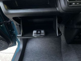 グローブボックスです!車内の収納力もある車です!