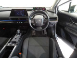 革巻きステアリングで快適な操作性の運転席です。