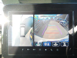 【全方位モニター】リバースに入れた際、車両全体を見渡している映像に切り替わります。また、見通しが悪い場所で便利な前方ワイド映像やすれ違いに便利な助手席側ワイド映像など切り替えが出来ますよ♪