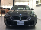 【BMWの伝統-1】BMWの特徴的な&ldquo;キドニーグリル&rdquo;は、80年以上続く伝統の形でございます。変わらないこだわりのデザインが、プレミアムブランド&ldquo;BMW&rdquo;を創り出します。