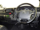 運転席まわりです。 各操作スイッチは使いやすい位置に配置されてます。