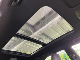 【大型サンルーフ】車内の解放感が一気に上がる大型のパノラマルーフ!季節を問わず開放的で快適なドライブをお楽しみいただけます。流通量も少なく希少価値の高い人気の装備です♪