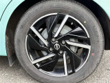 純正のアルミホイールはいてます。