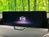【12.3インチマツダコネクト】車内の雰囲気にマッチした大型ディスプレイ。スマホ接続でのナビ使用やBluetooth再生等、様々な機能が楽しめます。直感的なダイヤル操作が可能で、使い勝手も良好です。