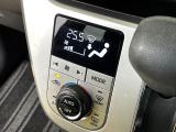 【オートエアコン】一度お好みの温度に設定すれば、車内の温度を検知し風量や温度を自動で調整。暑い&hellip;寒い&hellip;と何度もスイッチ操作をする必要はありません。快適な車内空間には必須の機能ですね♪