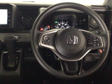【ハンドル】運転にかかわる様々な操作を安全に行えるように視点移動が少なく操作性に配慮されたスイッチ類が凝縮されたコックピットです。