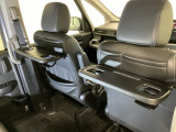 運転席・助手席の背もたれには、2列目シート用にカップホルダー付きの「格納式のシートバックテーブル」を装備しています。休憩時のちょっとした時間などカップを置いたり、小物置きに使えて便利です。