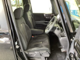 フロント広々、ベンチシートの運転席は、ハイトアジャスターが付いているので、快適にドライブができます。ハンドルはチルトステアリングで、ハンドル位置を上下に調節できます。