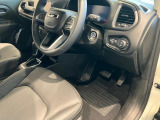 運転席足元も広く、運転しやすいです。