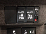 【両側パワースライドドア】両側がパワースライドドアになっており、運転席のスイッチやスマートキーでも開閉が可能です!開口部も広いので乗り降りも楽々♪