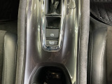 パーキングブレーキはスマートな電子制御式と合わせて渋滞時等にブレーキペダルから足を離しても停車状態を保持してくれるオートブレーキホールド機能で運転が楽になります。スタートはアクセルペダルを踏むだけ