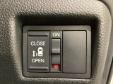 左側電動スライドドアは運転席からでも操作ができるように、ハンドル付近に開閉の操作スイッチが付いています。