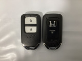 スマートキーを装備しています。鍵を差し込むことなくドアロックの開け閉めと、スタートボタン操作でのエンジンスタートができます。スペアキーも同じものを用意しております。