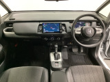 車内は光触媒抗菌消臭施工済です。スタイリッシュなデザインでスポーティなインパネ周りを演出します。グローブボックスやカップホルダーのほかにトレーなどたくさんの収納スペースが付いています。