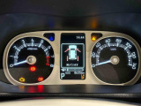 様々な車両情報を表示できるTFTマルチインフォメーションディスプレイを中央に配した視認性の高い大型2眼メーターです