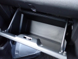 助手席前には車検証入れ等書類一式を収納できるグローブボックスがございます。