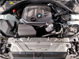 【BMWエンジン】革新的なガソリン・エンジン・テクノロジーによる高性能かつ高効率。レスポンスの良いパワーを発揮。常にスムーズな吸気を実現しアクセル開度にダイレクトに反応しドライビングを楽しく演出。
