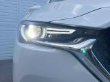 【LEDヘッドライト】悪天候や夜間走行時も良好な視界を確保し安心して運転できる高輝度LEDヘッドライトを装備!点灯速度が早く、消費電力も抑えられています。