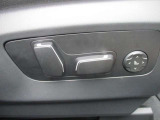 運転席メモリー付きフロント電動シート装備。