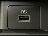 運転席前部にはスマホ等の充電ができるUSBタイプAが装備されています。
