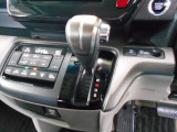 インパネシフトだから視線の移動も少なく足元もスッキリ♪運転席もゆったりしているのでゆとりを持ってドライブできますね!