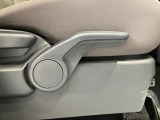 運転席はご自身の適切な運転ポジションへ移動可能なラチェットが付いております。