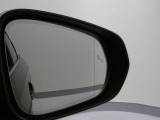 【ブラインドスポットモニター】隣の車線を走る車両をレーダーで検知し、ドアミラーでは確認しにくい後側方エリアに存在する車両を検知すると、ドアミラーに搭載されたLEDインジケーターが点灯します。