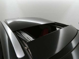 【パノラマルーフ】前席のチルト・スライド式ガラスルーフに加えて後席までガラスルーフが広がっている為、開放感あふれる室内空間を演出いたします。