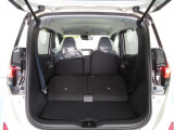 リヤシートを折りたたむと広々としたスペースになります。