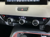 運転席/助手席シートヒーターで寒い日もすぐに温かくなり快適に過ごせます。3段階の温度調整が可能です