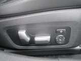 運転席メモリー付きフロント電動シート装備。