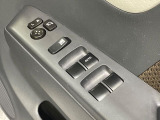 【電動格納ミラー】サイドミラーは電動格納式となっており、狭い駐車場でもキズがつくリスクを抑えられます。