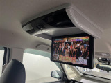 【後席モニター(フリップダウンモニター)】後部座席からも、DVDや映画・ライブ映像など様々な動画が楽しめドライブが退屈しません!※機種によって接続できる映像が異なります。