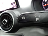 居眠り運転やわき見運転など、万が一車両が道路白線をはみだしそうになると、車がハンドルを自動修正してくれるアウディレーンアシストが装備されております。