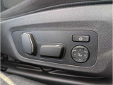 運転席メモリー付きフロント電動シート装備。