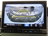 リアワイドカメラシステム!従来の視野に加えて、後方側方を約180&deg;まで見えるワイドビューと、後方を真上から見たような視野で駐車時などに便利なトップダウンビューの3つの視野があります!