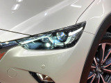 【LEDヘッドライト】悪天候や夜間走行時も良好な視界を確保し安心して運転できる高輝度LEDヘッドライトを装備!点灯速度が早く、消費電力も抑えられています。