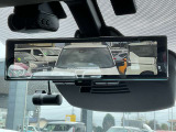 【スマートルームミラー】車両後方のカメラ映像をミラー面に映し出します。車内の状況や天候などに影響されずいつでもクリアな後方の視界が得られます♪