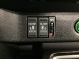 リアドアは乗り降りに便利な両側電動スライドドアです。また運転席に座っていながらスイッチ操作で自在にスライドドアを開け閉めできます。